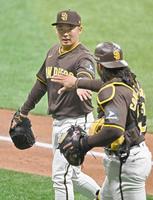 　５回表に登板し、無失点でベンチに戻る松井（左）