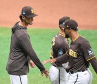 　韓国代表相手に勝利し、チームメイトとロータッチするダルビッシュ（左）＝撮影・伊藤笙子