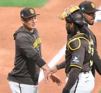 　韓国代表相手に勝ち、チームメイトとロータッチをする松井（左）＝撮影・伊藤笙子