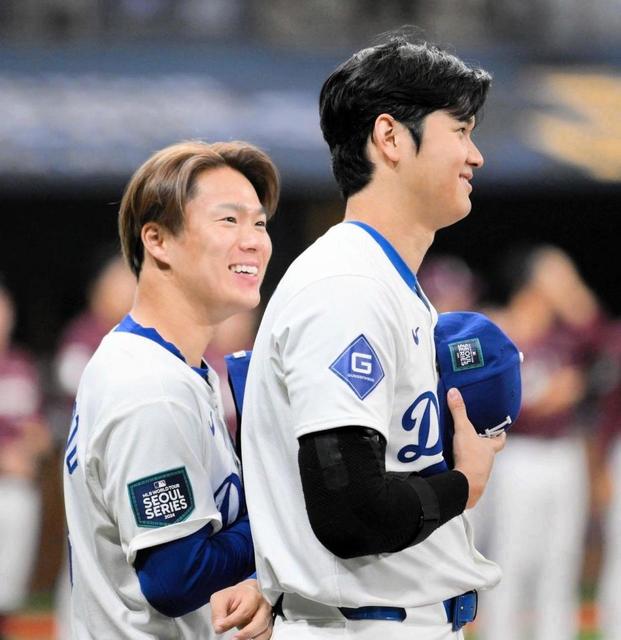 米国国歌演奏前に大谷翔平と山本由伸がじゃれ合う ベンチを出る際に