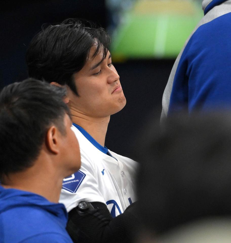 　１回、空振り三振に倒れ、悔しげな大谷（撮影・伊藤笙子）