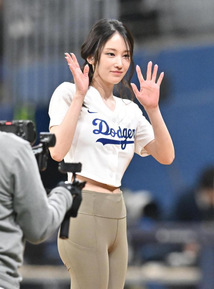 　始球式で投球後に手を振る韓国の女優チョン・ジョンソ