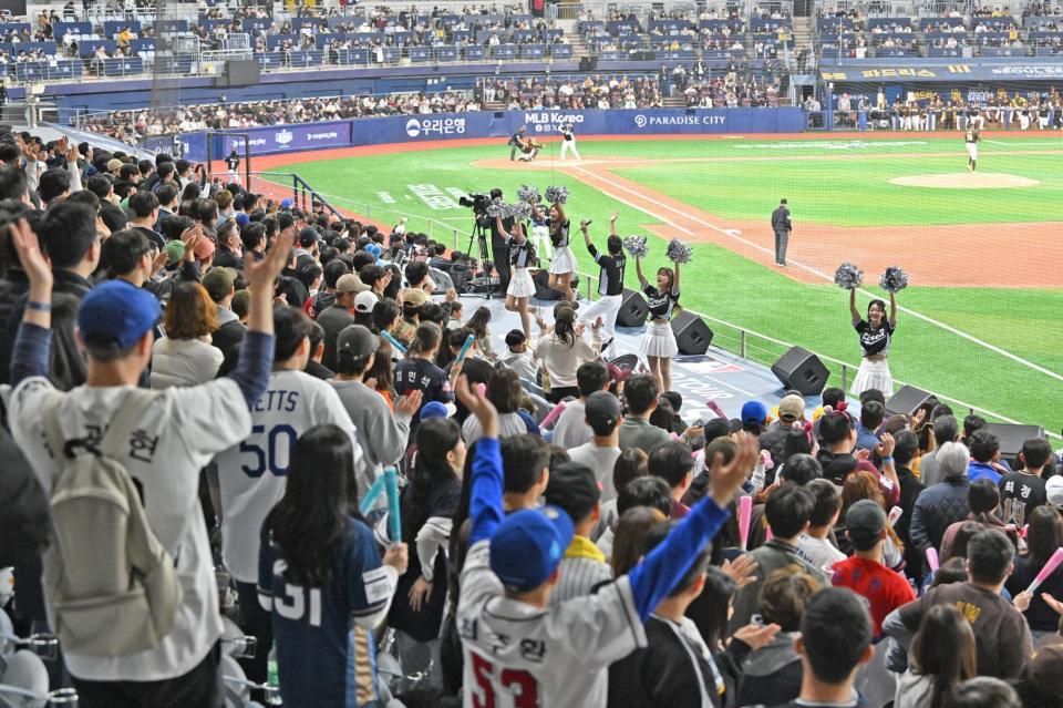 　韓国チームを応援する観客とチアリーダー