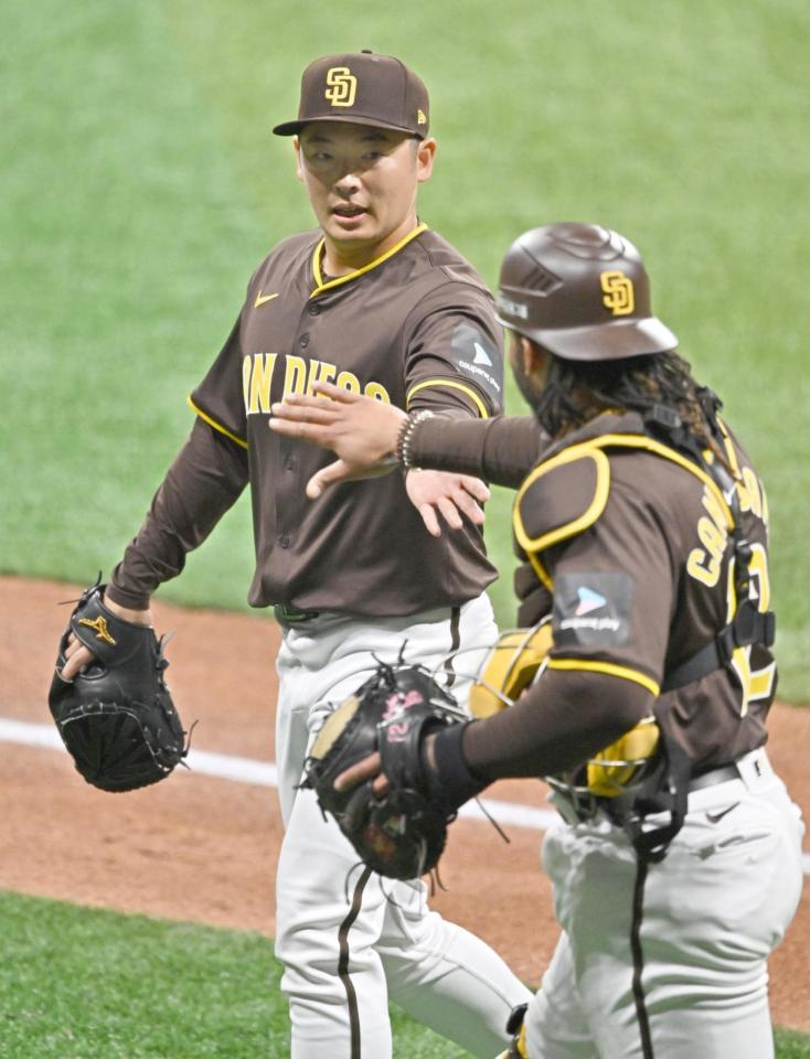 　５回表に登板し、無失点でベンチに戻る松井（左）