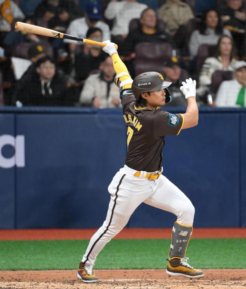 ３回パドレス２死１塁、中前安打を放つパドレス　キム・ハソン＝韓国・高尺スカイドーム（撮影・伊藤笙子）