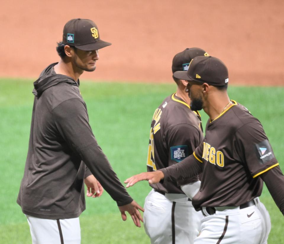 　韓国代表相手に勝利し、チームメイトとロータッチするダルビッシュ（左）＝撮影・伊藤笙子