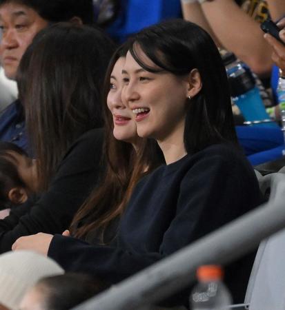 【写真】試合を見つめる大谷の妻　髪をかきあげながらナチュラルな微笑