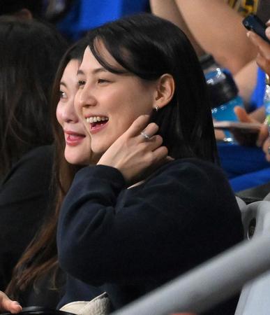 　ドジャース対韓国代表を観戦する大谷の妻・真美子さん（撮影・伊藤笙子）