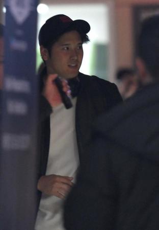 大谷翔平は家族バスで試合中に球場を離れる　スタンドでは真美子夫人＆両親が観戦　第２打席で打球を見上げるシーンも