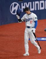 　１回、三邪飛に倒れた大谷（撮影・伊藤笙子）