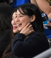 　スタンドから観戦する大谷の妻・真美子さん