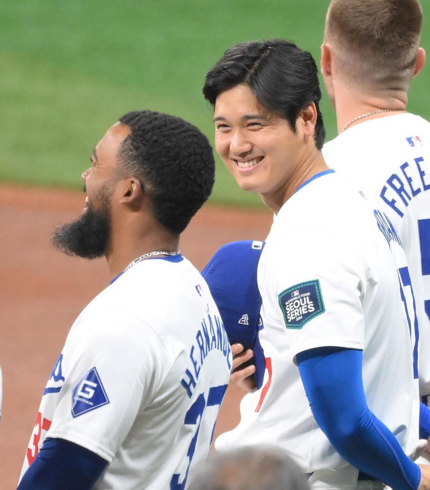 　セレモニー前、笑顔を見せるドジャース・大谷（撮影・伊藤笙子）