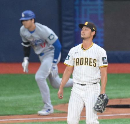 　３回、大谷（奥）に右前安打を浴びたダルビッシュ（撮影・伊藤笙子）