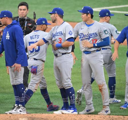 　自身のダメ押し打で韓国での開幕戦を勝利し、ナインと喜びを分かち合う大谷（撮影・伊藤笙子）