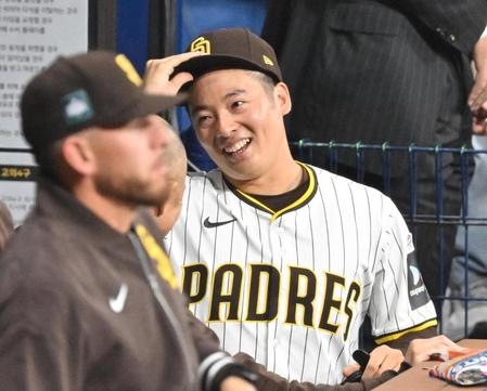 ６回表途中に登板し、無失点でベンチに戻り笑顔を見せるパドレス・松井