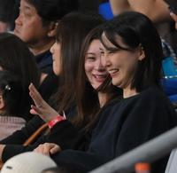 　親善試合・ドジャース対韓国代表を観戦する大谷の妻・真美子さん＝１８日