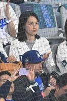 　試合観戦するドジャース・大谷の妻真美子さん