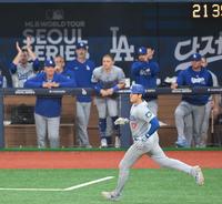 　８回、レフトへ適時打を放ち、一塁へ向かう大谷（撮影・伊藤笙子）