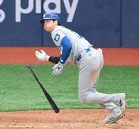 　８回、レフトへ適時打を放つ大谷（撮影・伊藤笙子）