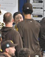 　６回途中に登板し、無失点でベンチに戻りダルビッシュ（右）と話す松井