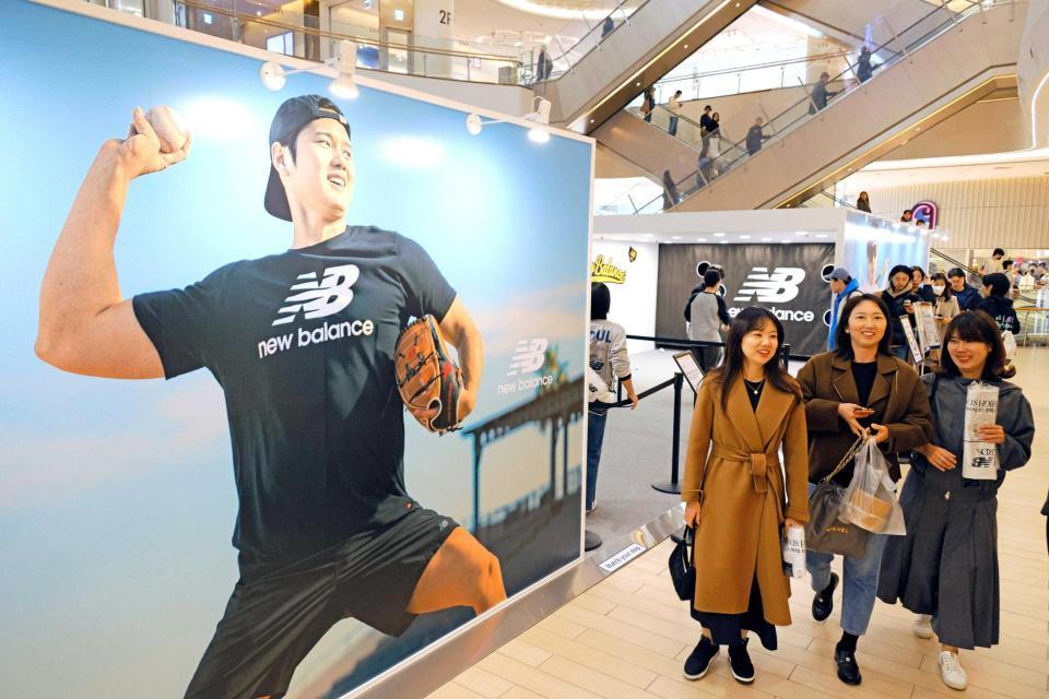 　ソウル市内のショッピングモールで、特設店舗の壁に張られた米大リーグ、ドジャース・大谷翔平の大型ポスター