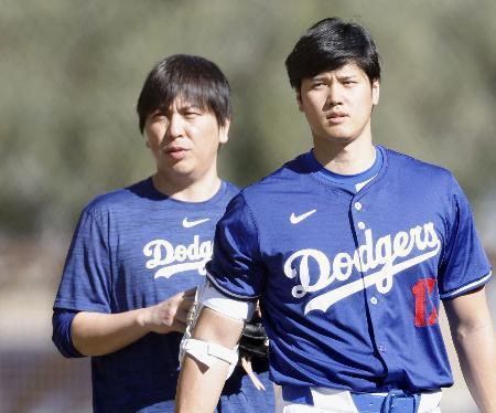 　米大リーグ、ドジャースの大谷翔平（右）の専属通訳、水原一平氏＝２月、アリゾナ州グレンデール（共同）