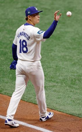 　１回、クロネンワースに先制の２点三塁打を許した山本