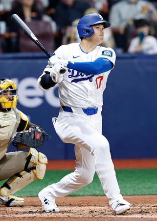 　１回、右前打を放つ大谷