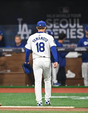 【写真】１年後も見せた優しさ　大谷に話しかけられて笑みを取り戻す５失点ＫＯの山本