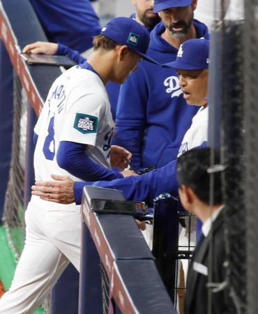 　１回を投げ終えベンチに戻る山本（左）と迎えるロバーツ監督