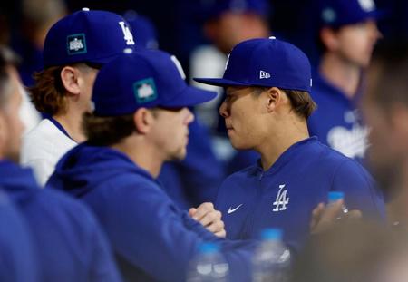 　パドレスに敗れ、引き揚げる山本