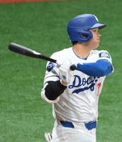 　１回、右前打を放つ大谷（撮影・伊藤笙子）