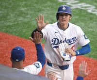 　１回、スミスの適時二塁打で生還し、出迎えられる大谷（撮影・伊藤笙子）