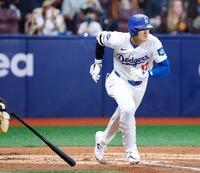 　１回、右前打を放つ大谷