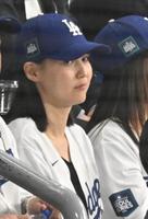 　試合観戦する大谷の妻・真美子さん