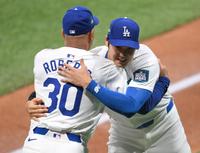 　試合前セレモニーでロバーツ監督（左）と抱き合う大谷（撮影・伊藤笙子）