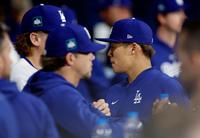 　パドレスに敗れ、引き揚げる山本