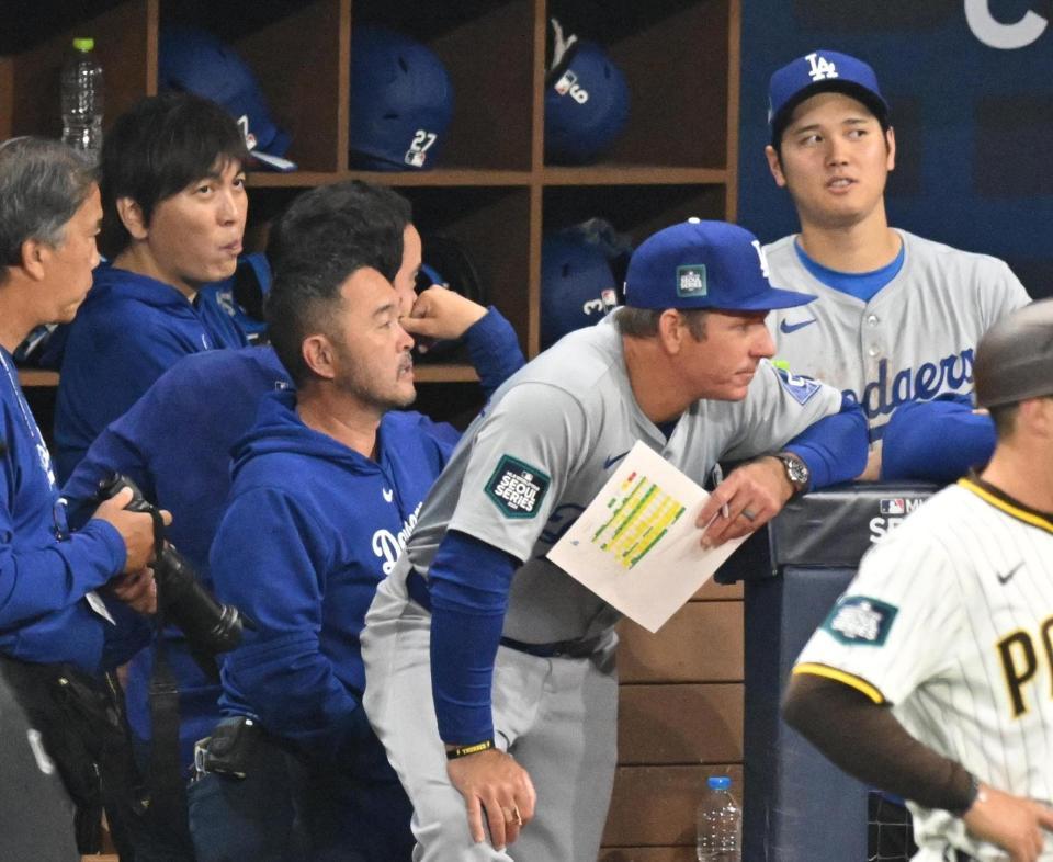 　ベンチから試合を見る大谷（右端）と水原通訳（左から２人目）＝２０日