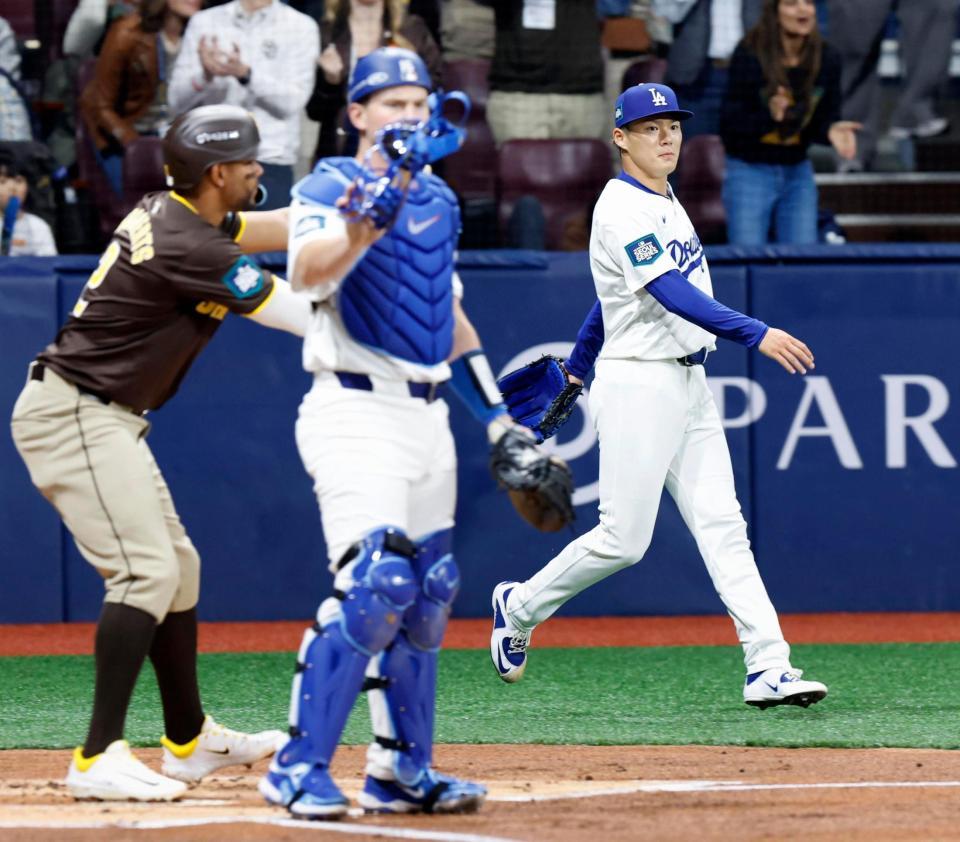 　１回、クロネンワースに先制の２点三塁打を許した山本（右）