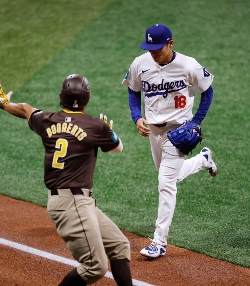 　１回、クロネンワースに先制の２点三塁打を許した山本（右）