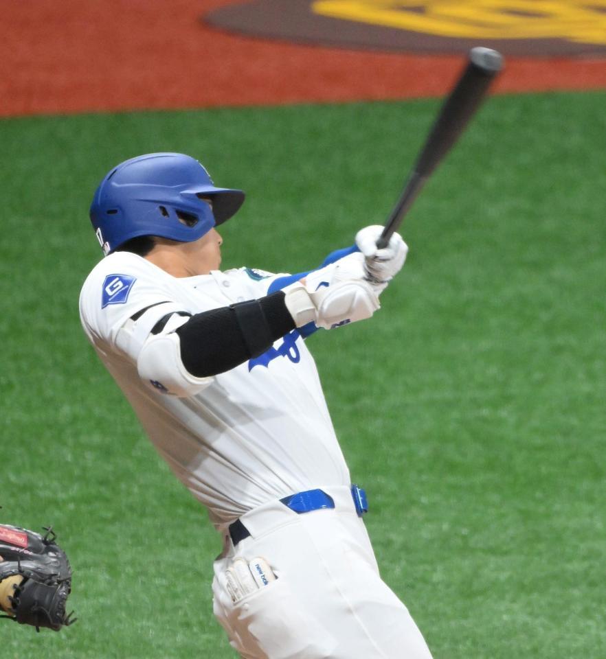 　１回、右前打を放つ大谷（撮影・伊藤笙子）