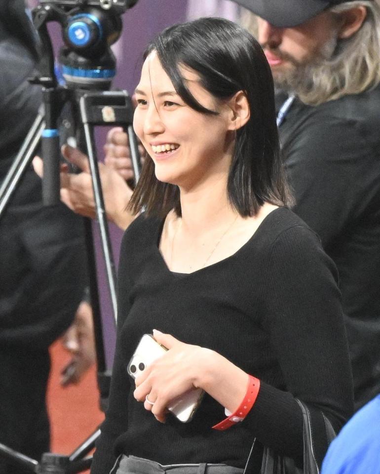 　試合後、選手の家族らと話す大谷の妻・真美子さん