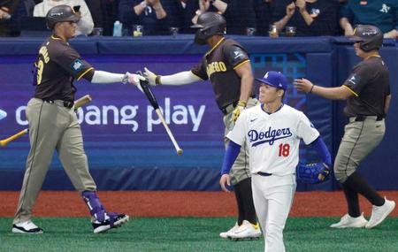 　１回、パドレス打線につかまるドジャース・山本（１８）＝共同