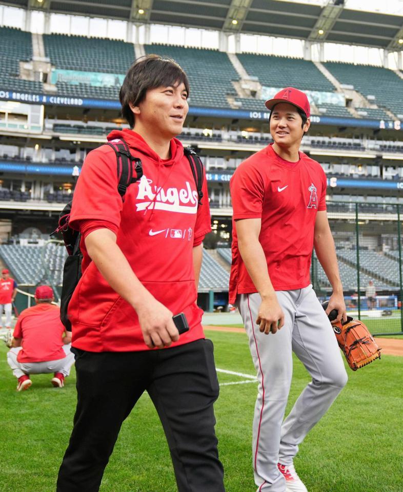 水原一平氏は大谷と常に行動、固い絆 専属通訳でともに渡米18年/大