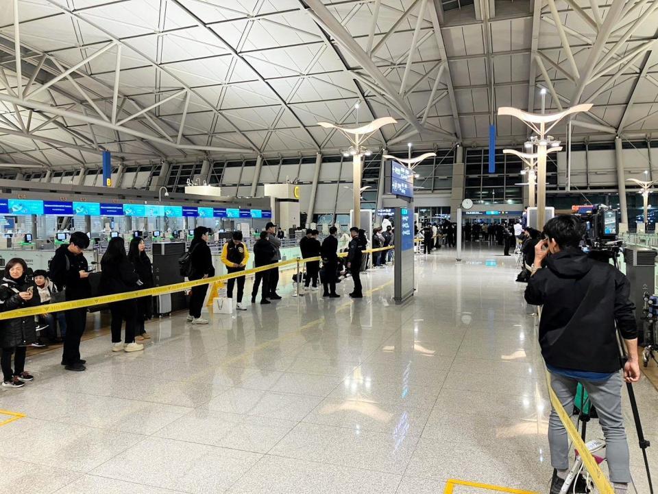 　報道陣１００人超が集結した仁川国際空港（撮影・伊藤笙子）