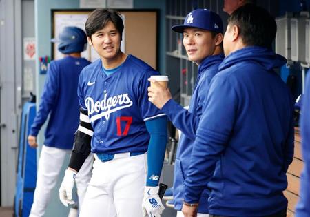 　エンゼルス戦に臨む大谷（17）。右から２人目は山本