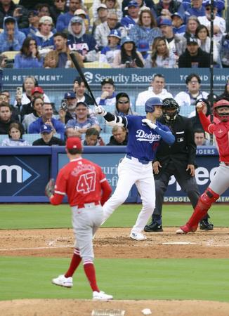 　４回、空振り三振に倒れた大谷。投手キャニング（共同）