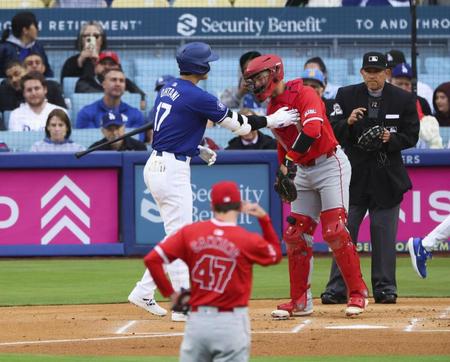 　１回、打席に入る際、捕手にあいさつする大谷（共同）