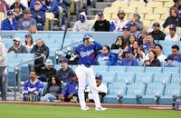 　本拠地での移籍後初試合となる古巣エンゼルスとのオープン戦で、１回に打席を待つ大谷
