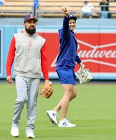 　試合前、エンゼルスの選手らとあいさつを交わし、ダッグアウトに戻る大谷（右）